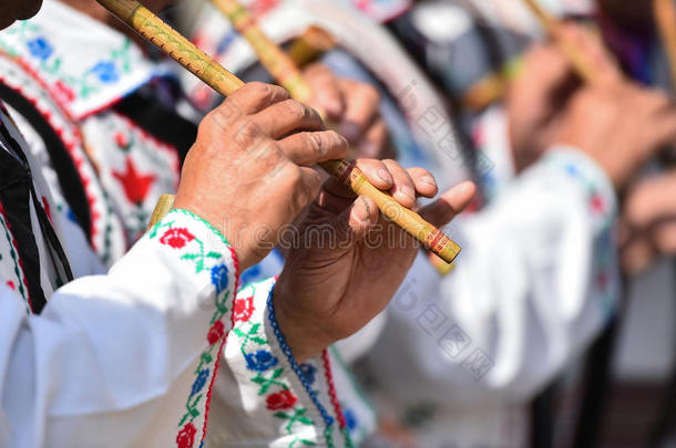 人唱歌在传统的木制的长笛