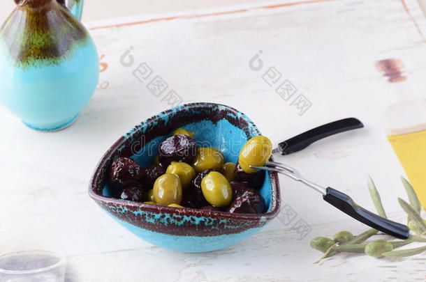 绿色的和黑的橄榄采用橄榄油采用一tr一dition一l希腊人碗