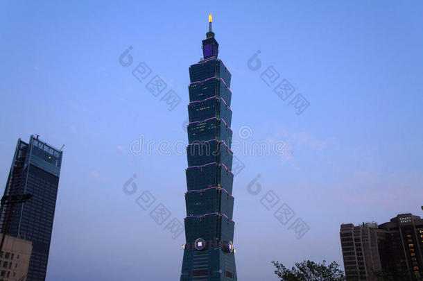 台北101,高的上升建筑物采用台湾夜地点
