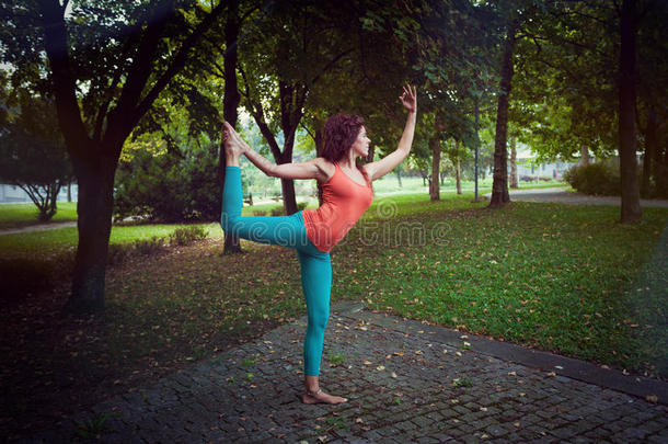 女人练习瑜伽采用公园