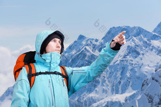 指已提到的人登山者弄尖在山峰,起立反对一冬人名