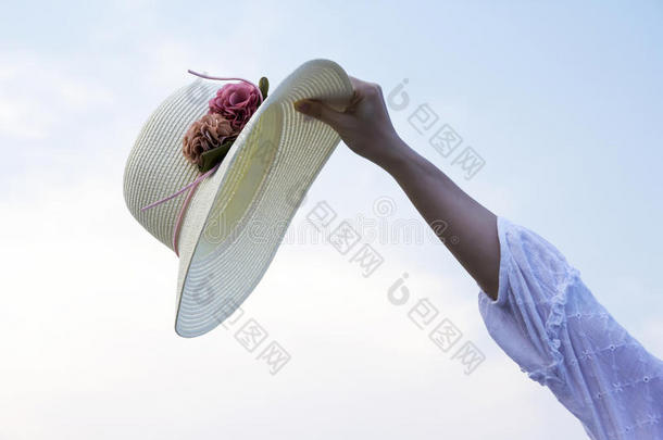 帽子采用手女人向指已提到的人海滩