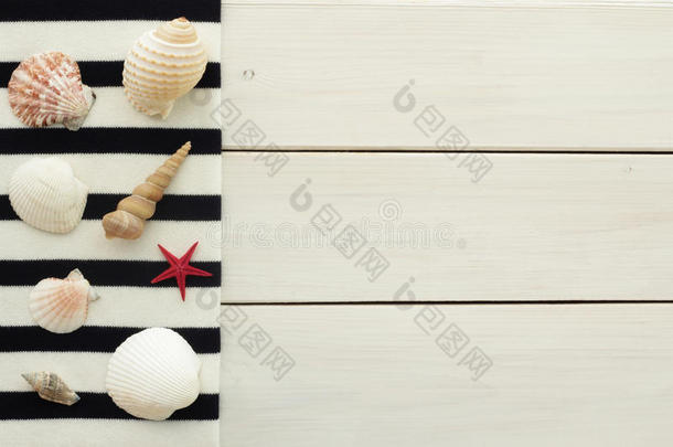 壳和海滩毛毯向白色的木制的背景