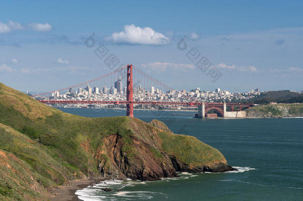 海风向水中突出的陆地,金色的门桥和sandwic三明治弗朗西斯科