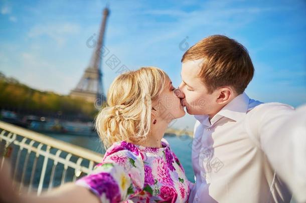 <strong>浪漫</strong>的对<strong>迷人</strong>的自拍照在近处指已提到的人Eiffel语言塔采用巴黎,France法国