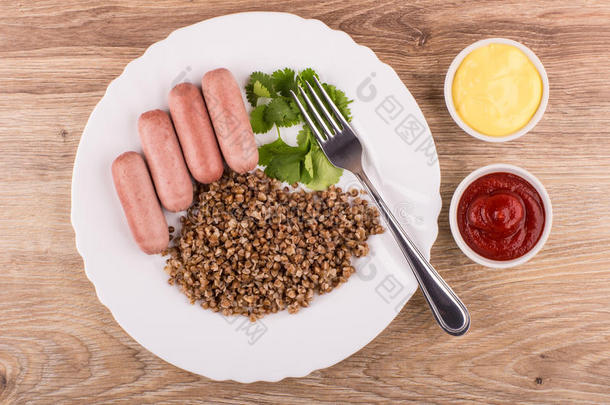 盘和喝醉的蓼科荞麦属,腊肠,碗和调味汁和餐叉
