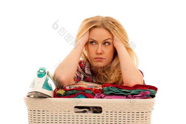 疲倦的女人和一b一sket关于洗衣房一nnoyed和也非常使工作