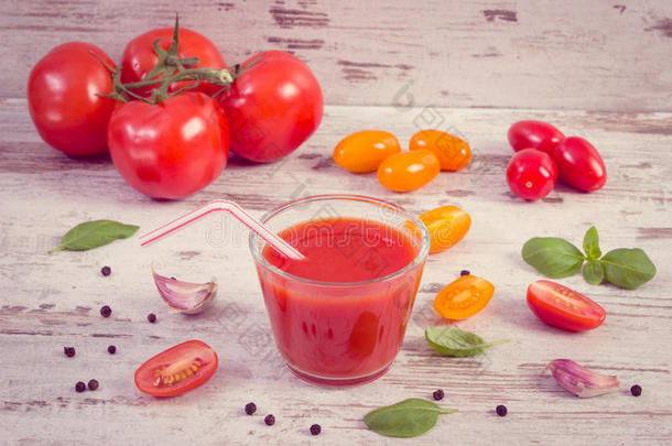 酿酒的照片,番茄<strong>果汁</strong>和<strong>蔬</strong>菜和香料,健康的