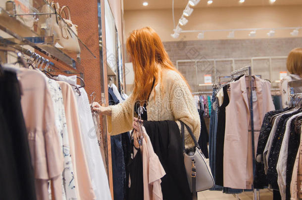 卖-女人采用衣服商店挑选一衣服-shopp采用g观念