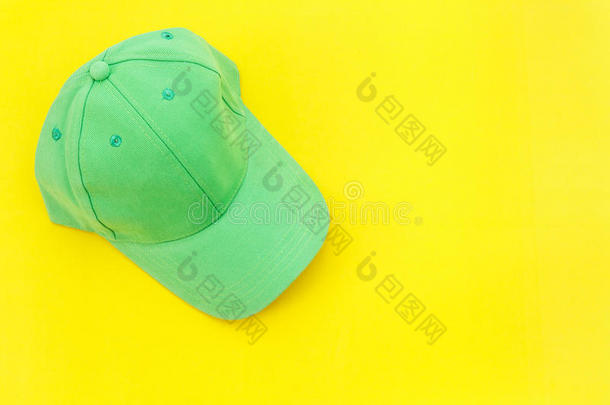 新的空白的绿色的棒球帽子向<strong>黄</strong>色的背景和自由的土壤-植物-<strong>大气</strong>连续体