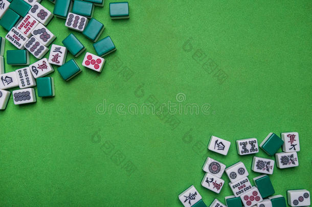 麻将牌瓦片向绿色的背景