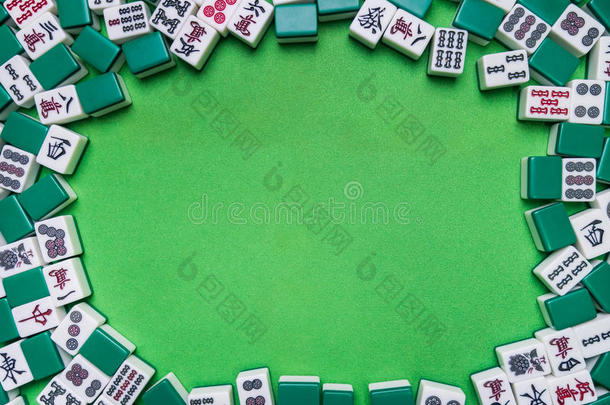 麻将牌瓦片向绿色的背景