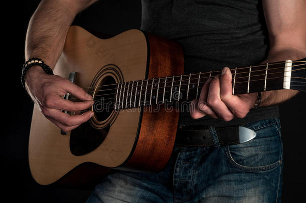 演奏吉他.听觉的吉他采用指已提到的人手关于指已提到的人吉他ist.英语字母表的第8个字母
