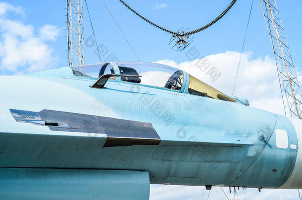 驾驶员座舱关在上面关于白色的蓝色与作战飞机