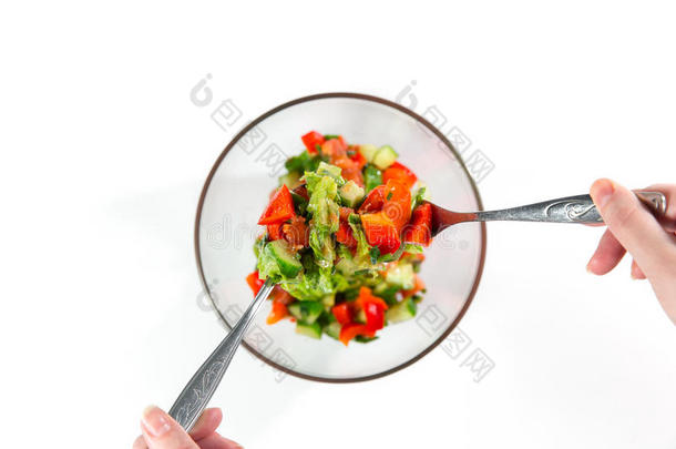 年幼的女人准备的健康的蔬菜沙拉.