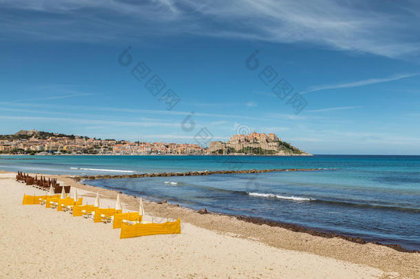 城堡关于卡尔维和太阳灯浴浴床有衬里的在上面向海滩采用科西嘉