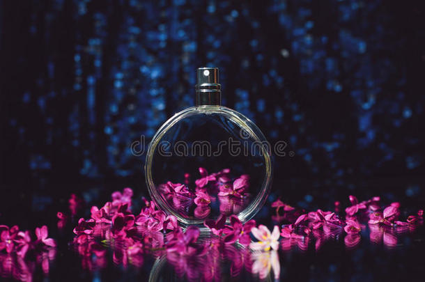 香水瓶子和丁香花属花