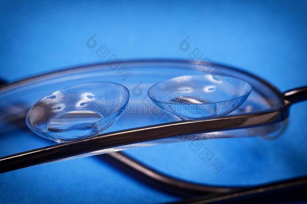 两个透明的软的接触透镜躺向指已提到的人透镜