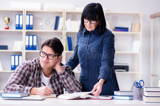 指已提到的人年幼的学生在的时候个人的<strong>当家</strong>庭教师教训