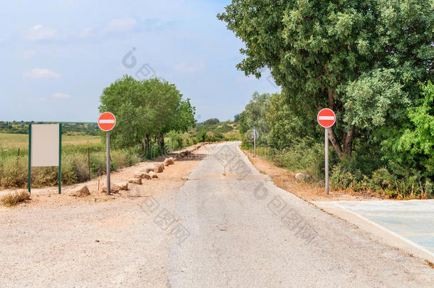 以色列的城郊的路和路手势