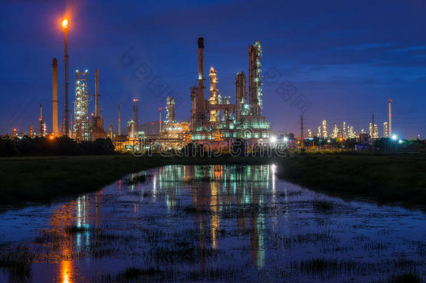 油<strong>精炼</strong>厂或石油<strong>精炼</strong>厂工业风景和反射的