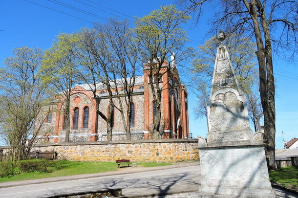 自由纪念碑和老的教堂,立陶宛
