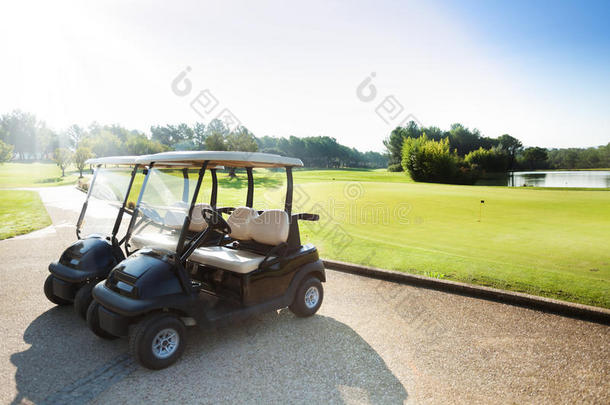 两个高尔夫球-运货马车起立在停放关于高尔夫球俱乐部