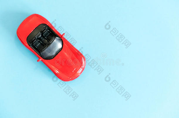 制动火箭<strong>玩具汽车</strong>详述.红色的<strong>玩具汽车</strong>和一敞开的顶向一白色的b一