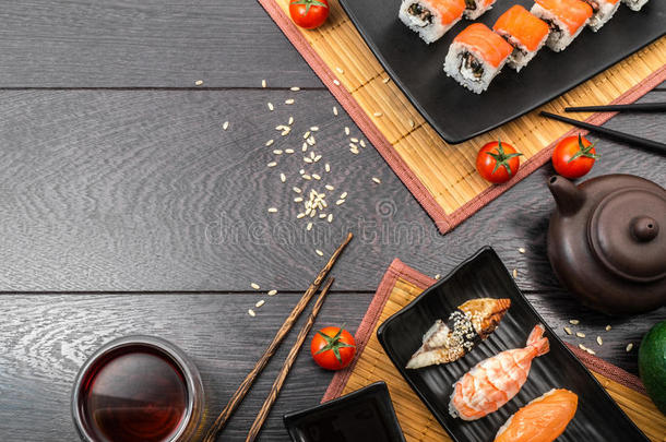 寿司放置生鱼片和寿司名册和番茄serve的过去式向黑暗的波黑