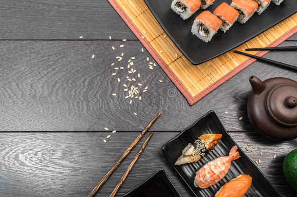 寿司放置生鱼片和寿司名册serve的过去式向黑暗的背景