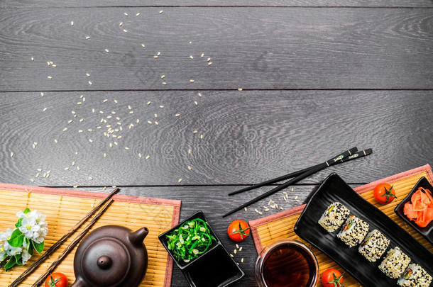 寿司放置生鱼片和寿司名册向黑暗的背景