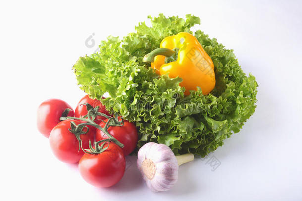 新鲜的各式各样的蔬菜钟胡椒,番茄,大蒜和叶子