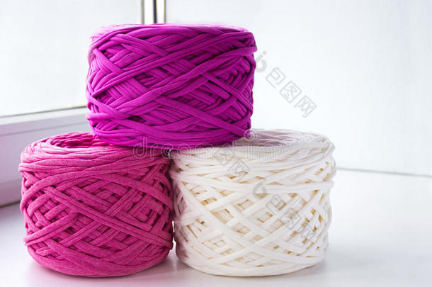 明亮的浓的粉红色的和白色的带<strong>棉纱</strong>为钩针编织品或St.KittsNevis圣基茨和尼维斯