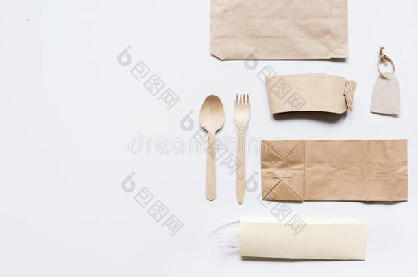 食物传送和纸袋和<strong>扁平</strong>的餐具向<strong>灰色</strong>表后座议员