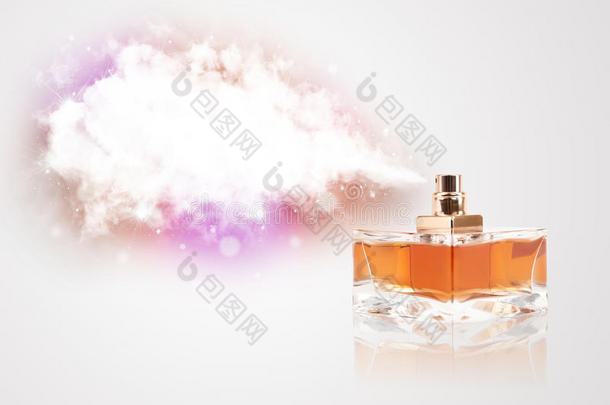 美丽的瓶子喷雾富有色彩的云