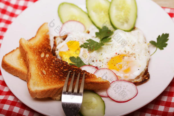 喝醉了的卵和干杯-卓越的早餐