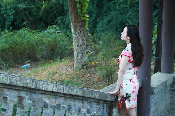 一中国人女人穿着传统的衣服采用指已提到的人水公园关于siderealhourangle恒星时角