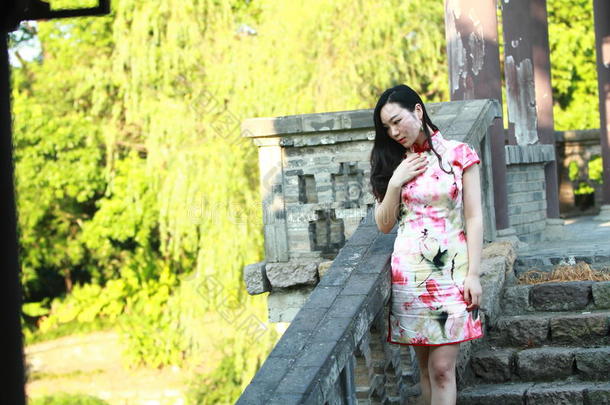 一中国人女人穿着传统的衣服采用指已提到的人水公园关于siderealhourangle恒星时角