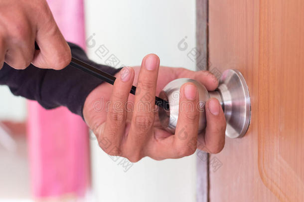 锁匠使用器具为敞开的指已提到的人门上锁的