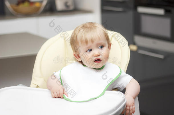 幸福的<strong>婴儿</strong>一次采用小孩吃饭时所用的高脚椅子和eat采用g粥.<strong>婴儿</strong>学的
