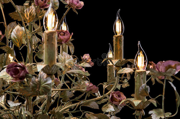 枝形吊灯关-在上面典型的青铜和有卷发的灯罩花