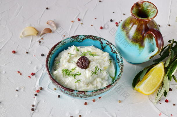 自家制的希腊人传统的调味汁酸奶黄瓜和黄瓜,大蒜,