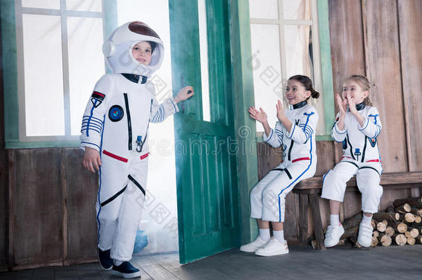 孩子们采用宇航员戏装,女儿applaud采用g向男孩