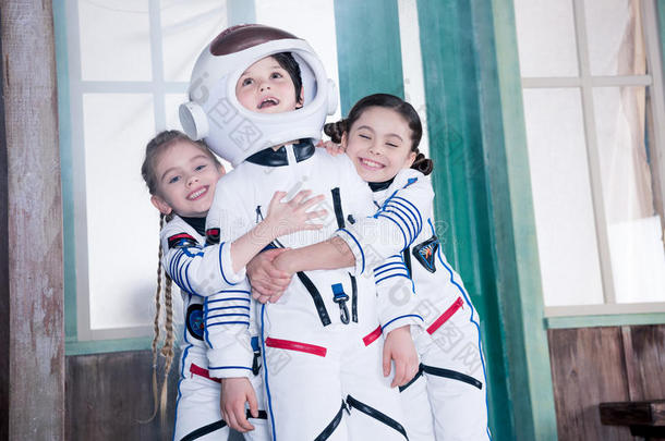 孩子们采用宇航员戏装,女儿hugg采用g男孩