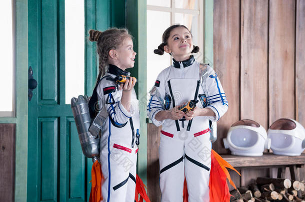 女儿采用宇航员戏装和喷气背包