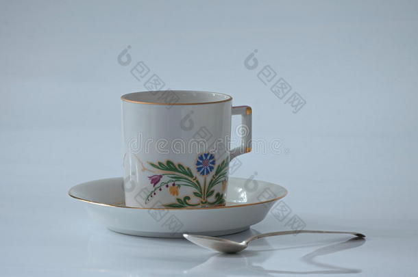 美丽的白色的杯子和茶杯托和勺