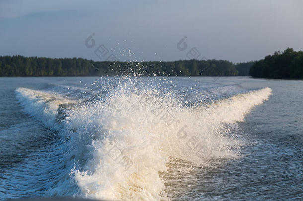 波浪发电的在旁边速度小船发动机采用洋