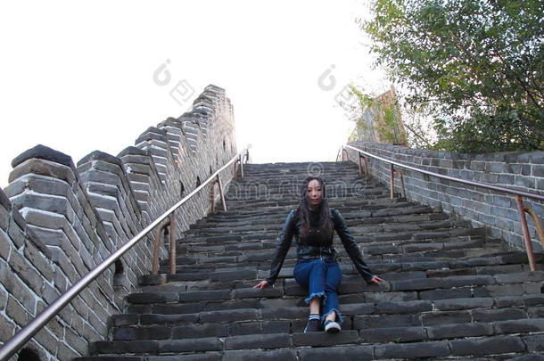 一中国人女人向中国八达岭伟大的墙