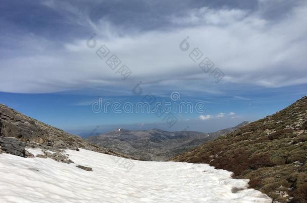 令人惊异的看法向下雪的最上等的关于克利特岛山