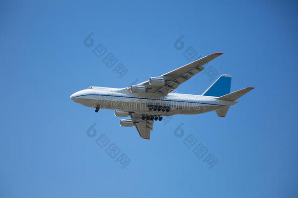 一白色的飞机飞行的采用一cle一rp一le蓝色天.